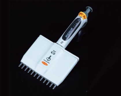 Manual 8-channel adjustable pipette